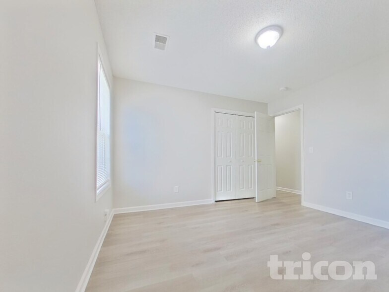Building Photo - 404 Castle Ridge Dr