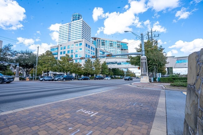 Building Photo - 928 Memorial Village Dr