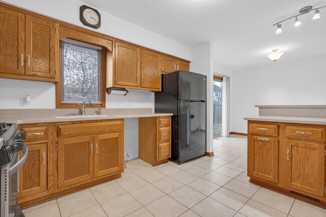 Building Photo - 1N280 Morse St