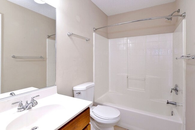 Building Photo - Nicely Updated Grafton Woods Condo
