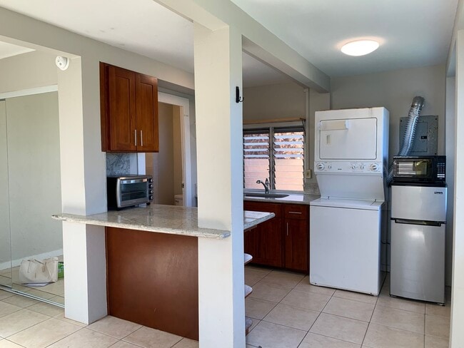 Building Photo - Kaimuki Studio!