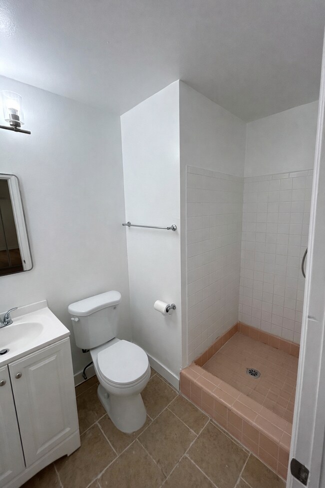 Building Photo - Spacious 4-Bed, 2-Bath Home with a Large Backyard in Prime West Hills!