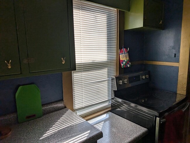 Building Photo - 772 Hillview Ave