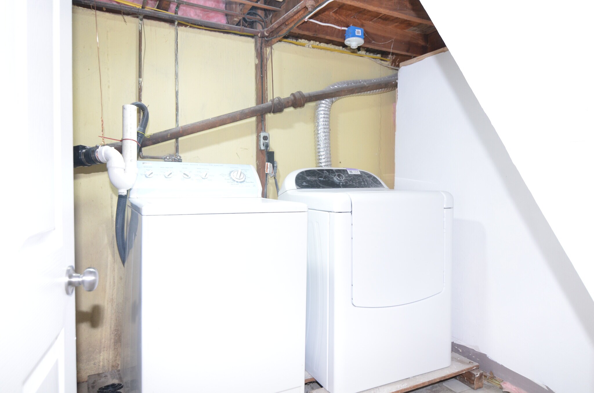 Building Photo - 10 Carson Rd