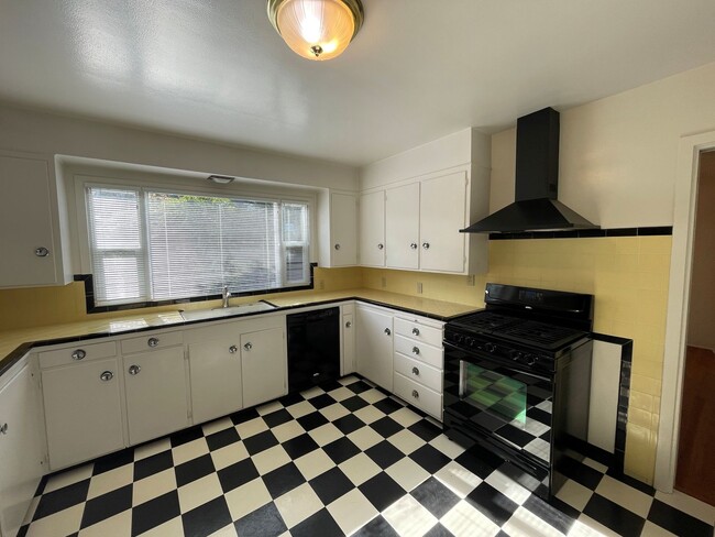 Building Photo - 1911 H St