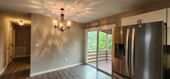 Building Photo - Woodland Hills