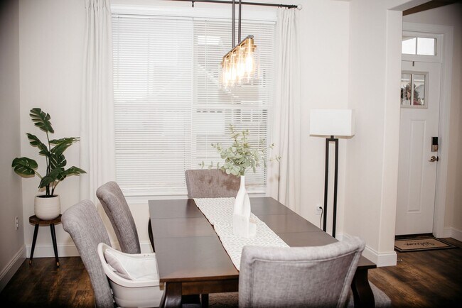 Building Photo - 220 Callie Dr