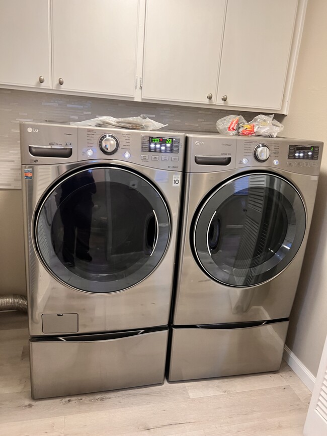 Building Photo - 15153 Burbank Blvd