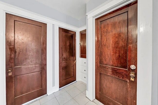 Building Photo - 238 Crestwood Ave