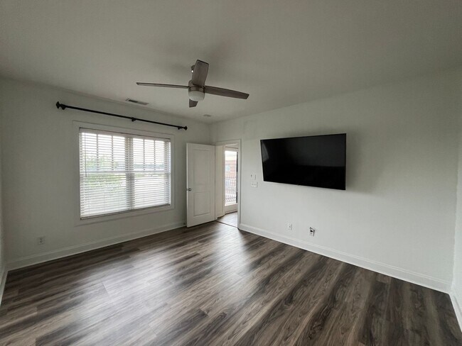 Building Photo - Modern condo  in the center of shopping , restaurants and entertainment venues.