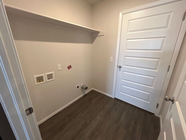 Building Photo - **St Patrick's Day Deal!** NEWER Three Bed...