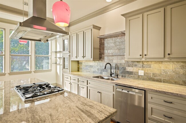 Building Photo - 1655 Castle Ct