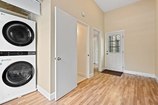Building Photo - 2 Bed, 1 Bath Noe Valley Flat w Office + G...