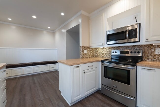 Building Photo - Updated private 2 bedroom/2.5 townhouse in...