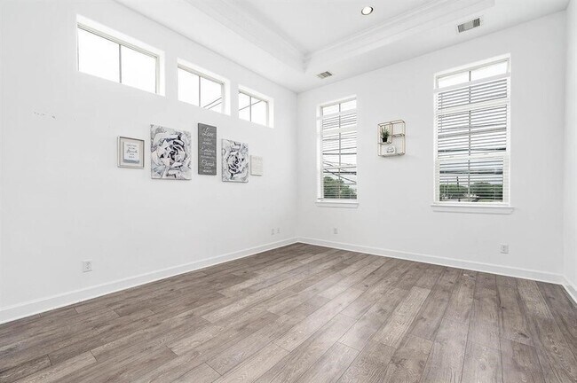 Building Photo - 2103 Naomi St