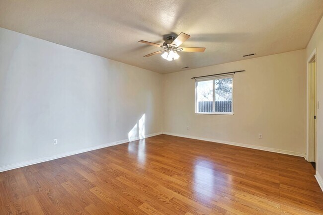 Building Photo - 3 Bed - 2.5 Bath, Beautiful Home in Ogden - Fully Fenced Yard! - Available on June 10th!