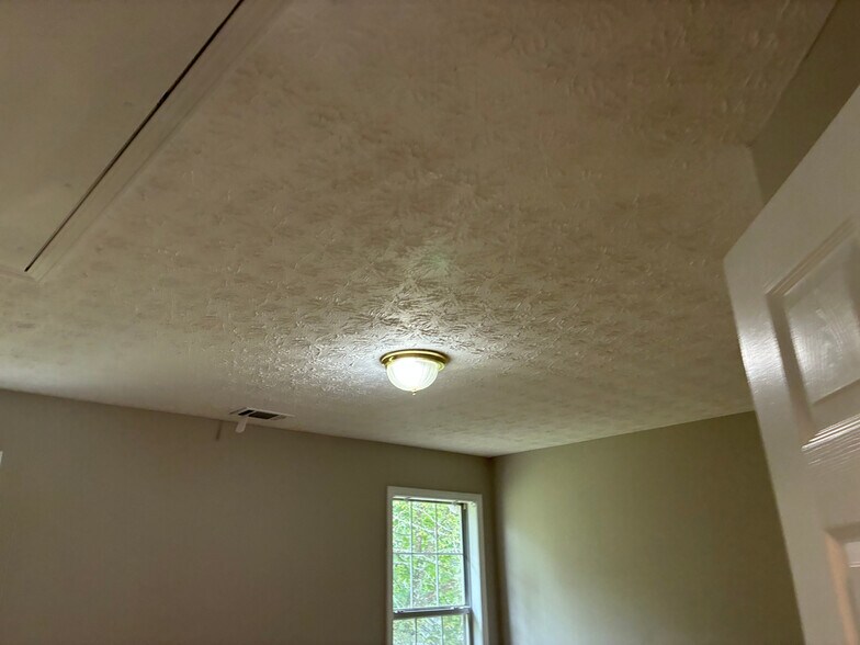 Building Photo - Room in House on Tara Bend