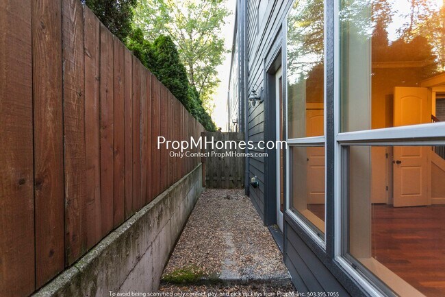 Building Photo - Beautiful Two Bedroom Townhouse In Humboldt - End Unit!