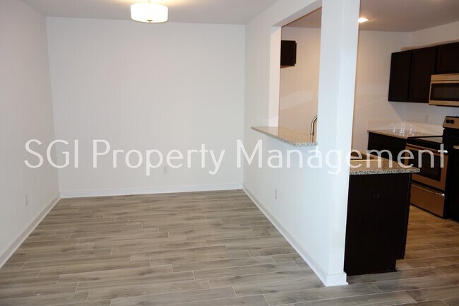 Building Photo - 931 Robineta Ln