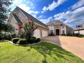 Building Photo - 725 Dumaine Dr