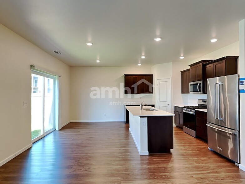 Building Photo - 2323 NW Matteo Dr