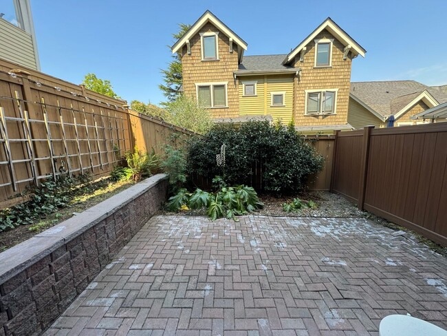 Building Photo - Cozy 3 bed 2.5 bath townhome on North Quee...
