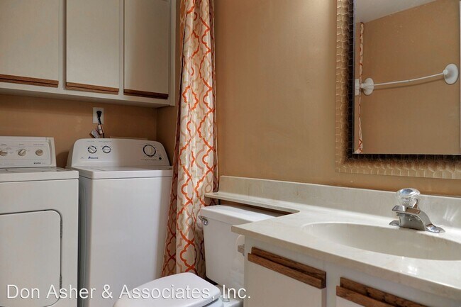 Building Photo - 2 br, 2.5 bath House - 5262 Coral Court Un...
