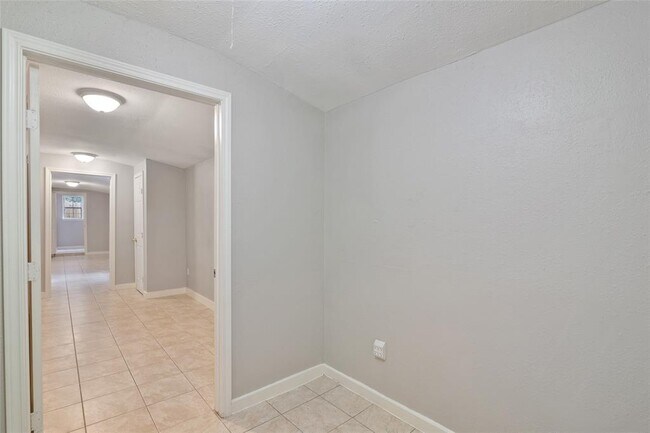 Building Photo - 6602 Lynngate Dr