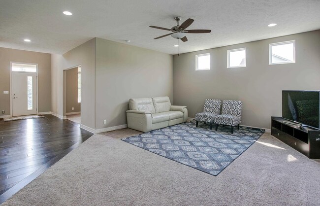 Building Photo - Stylish Living & Modern Comfort in Mission...