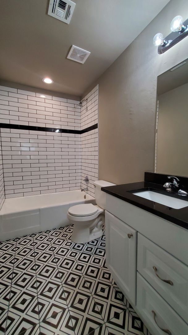 Building Photo - (2) Bed/(1) Bath Available NOW! Updated!