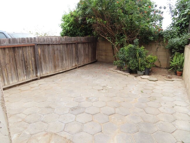 Building Photo - Renovated 2 Bed 2 1/2 Bath Condo with Atta...