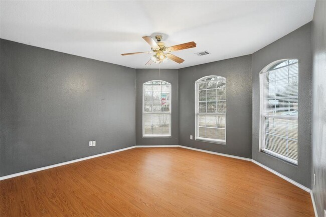 Building Photo - 700 Riverway Ln