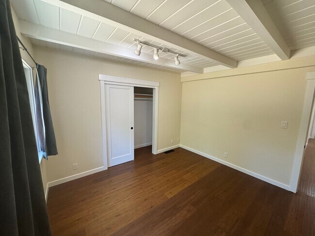Building Photo - Beautiful 3 Bedroom/2 Bathroom Plus Bonus Room in Ben Lomond