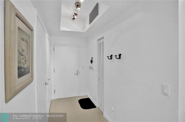 Building Photo - 111 SE 8th Ave