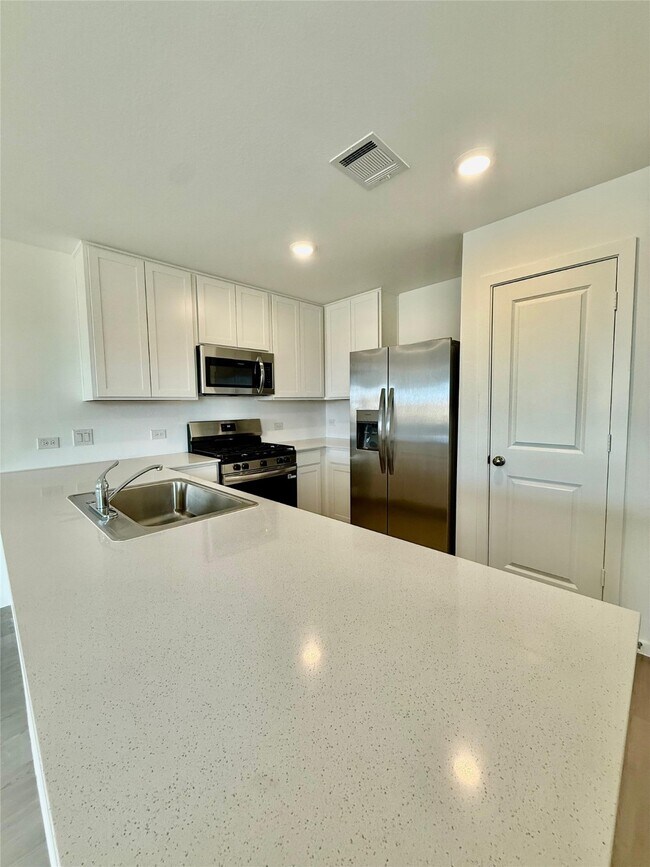 Building Photo - 3053 Sunrise Dr