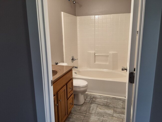 Building Photo - Charming 2- bedroom, 1.5 Bathroom Duplex