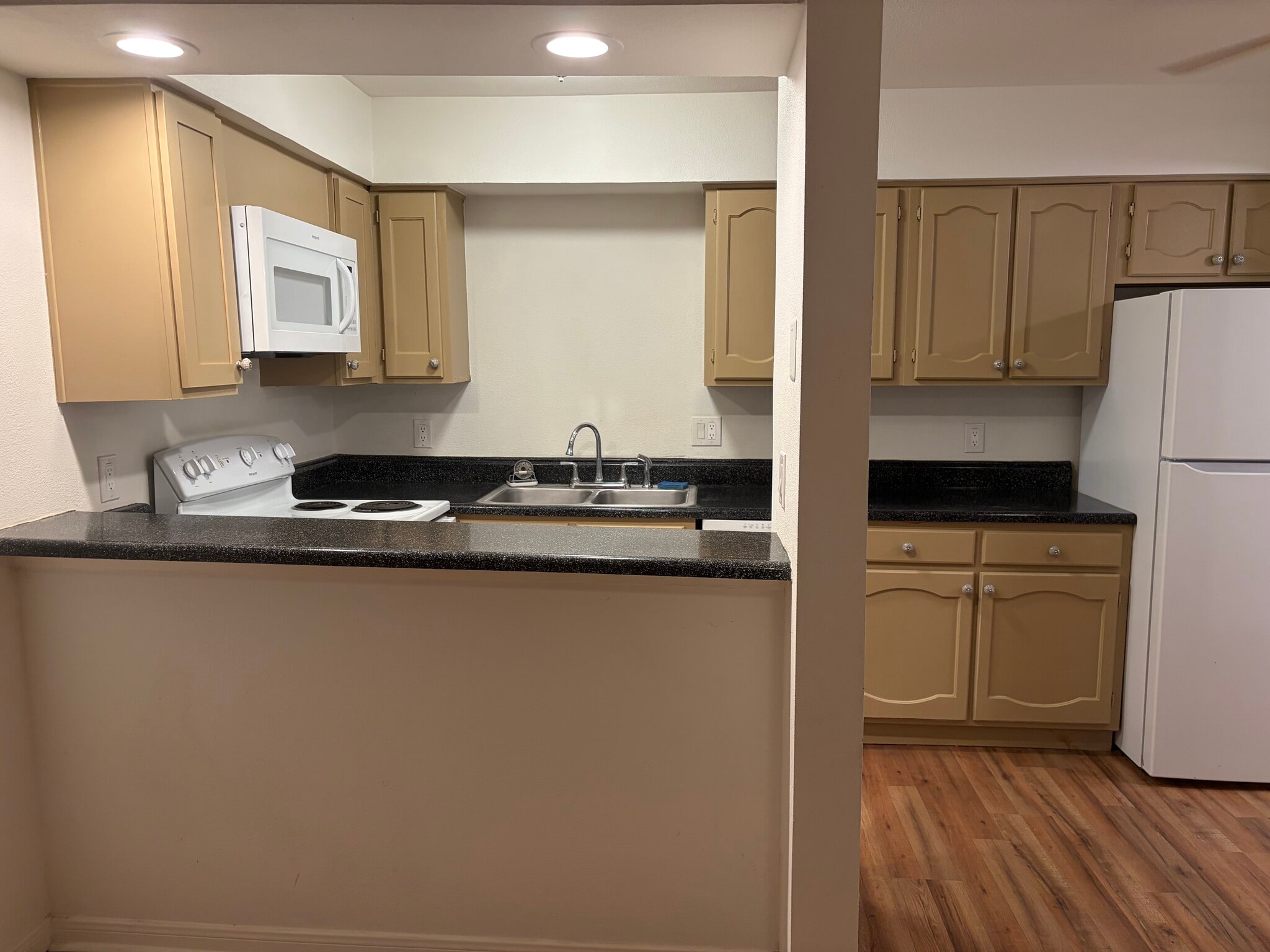 Full Kitchen - 3022 Forest Ln