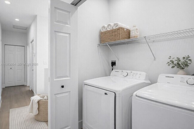 Building Photo - 354 NE 35th Ave