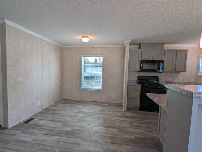 Building Photo - 483 Montana