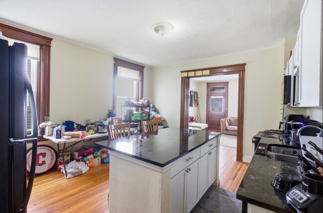 Building Photo - 2328 Stratford Ave