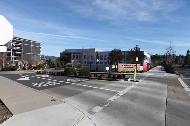 Building Photo - 1632 Siskiyou Dr