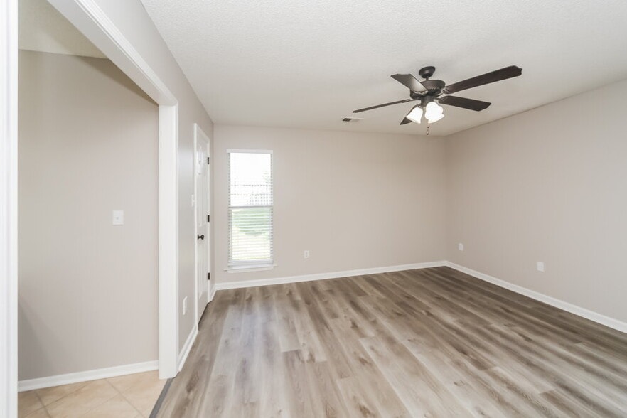 Building Photo - 6476 Farley Dr E