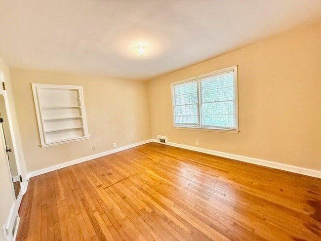 Building Photo - 2076 Azalea Cir