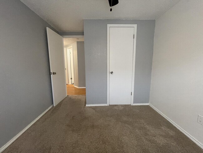 Building Photo - 2134 Lonnie Ln