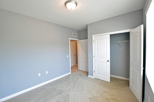 Building Photo - 3 Bedroom, 2 Bath, End-Unit condo style re...