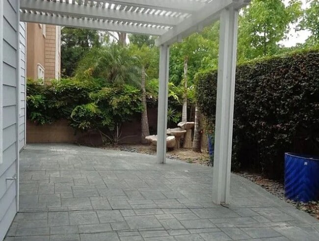 Building Photo - 2 weeks free rent. Detached 4 Bedroom Home...