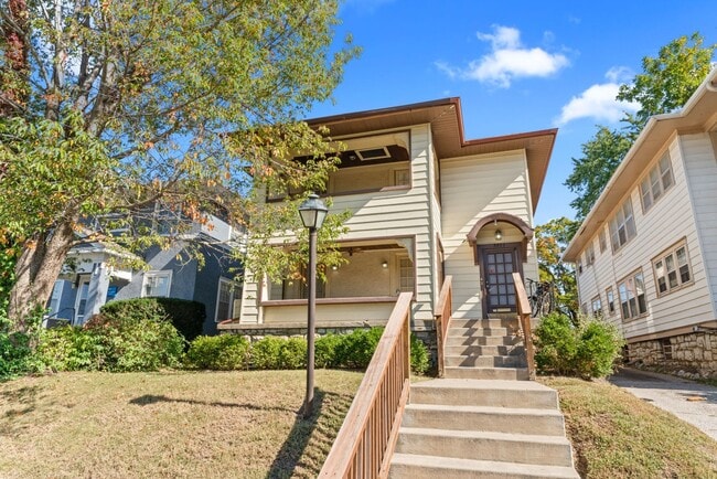 Building Photo - Charming 2-Bed Home with Hardwood Floors & Bright, Open Living Spaces!
