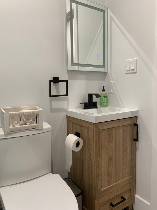 Share bathroom 2 - 2030 S 22nd St