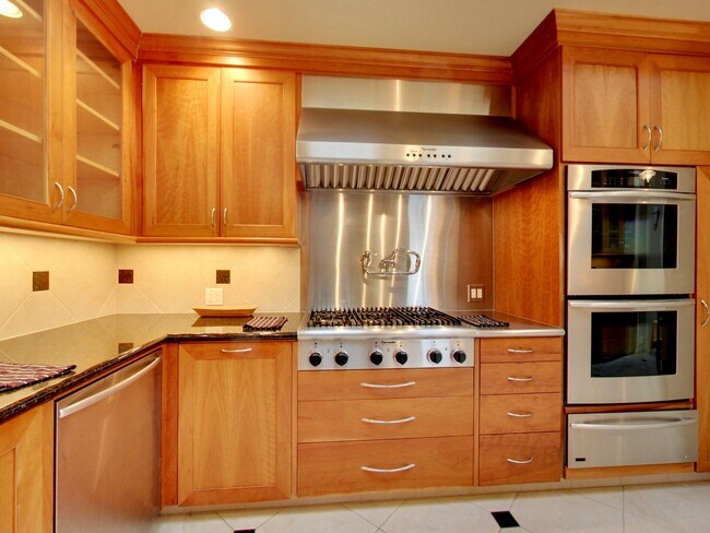 Building Photo - STUNNING 2/2 W/ Dining Room and LARGE Atti...