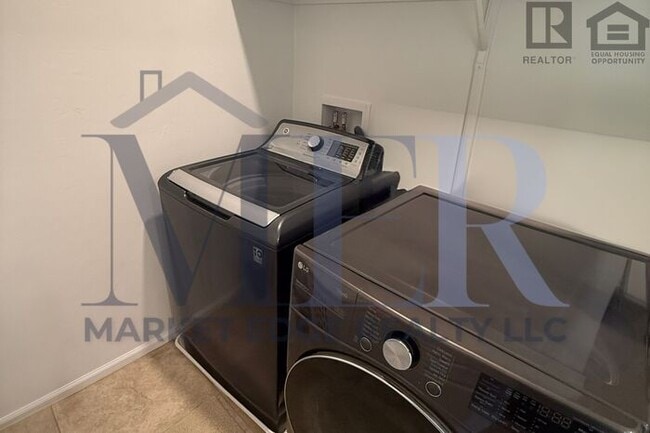 Building Photo - 4Bed/4Bath w/2 Car Gar-Tucson! $199 MOVE-I...